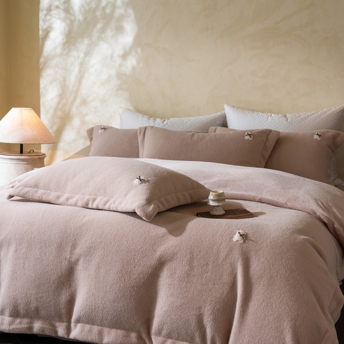 91家纺网 家纺一手货源 找家纺 佳汐蓝家纺 2025新款糯米绒四件套系列(圆角吊边款床单) 糯米绒 卡其