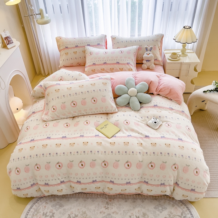 91家纺网 家纺一手货源 找家纺 印季家纺 2025新款加厚印花保暖牛奶绒四件套 桃桃熊