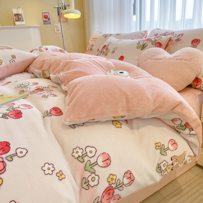 91家纺网 家纺一手货源 找家纺 印季家纺 2025新款加厚印花保暖牛奶绒四件套 童话镇-粉