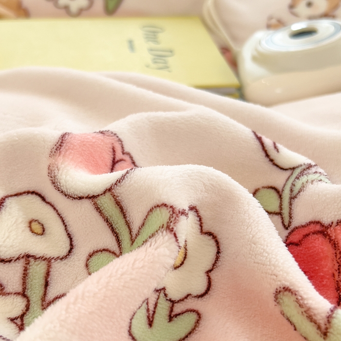 91家纺网 家纺一手货源 找家纺 印季家纺 2025新款加厚印花保暖牛奶绒四件套 童话镇-粉