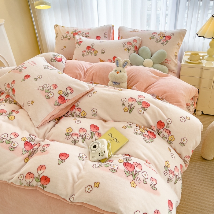 91家纺网 家纺一手货源 找家纺 印季家纺 2025新款加厚印花保暖牛奶绒四件套 童话镇-粉