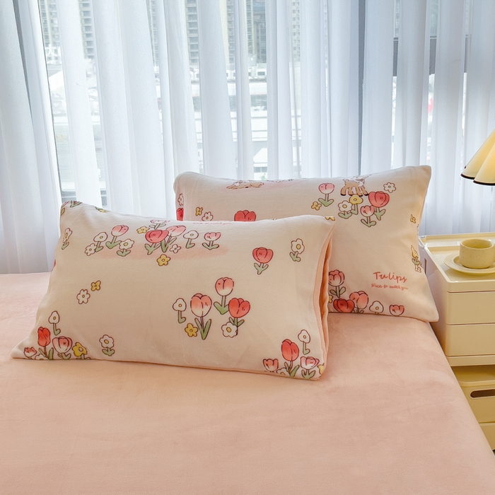 91家纺网 家纺一手货源 找家纺 印季家纺 2025新款加厚印花保暖牛奶绒四件套 童话镇-粉