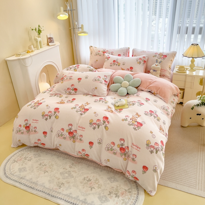 91家纺网 家纺一手货源 找家纺 印季家纺 2025新款加厚印花保暖牛奶绒四件套 童话镇-粉