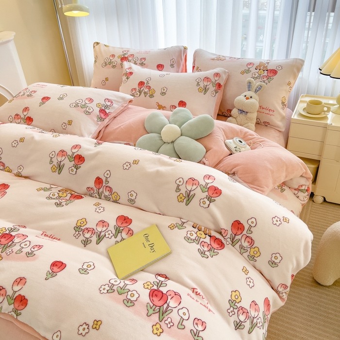 91家纺网 家纺一手货源 找家纺 印季家纺 2025新款加厚印花保暖牛奶绒四件套 童话镇-粉