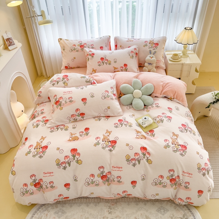 91家纺网 家纺一手货源 找家纺 印季家纺 2025新款加厚印花保暖牛奶绒四件套 童话镇-粉