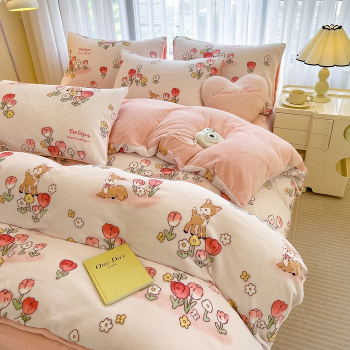 91家纺网 家纺一手货源 找家纺 印季家纺 2025新款加厚印花保暖牛奶绒四件套 童话镇-粉