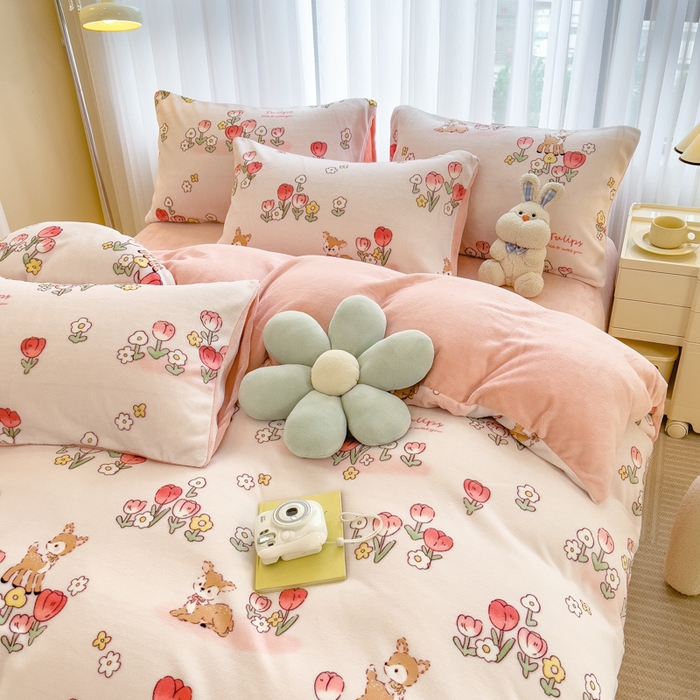 91家纺网 家纺一手货源 找家纺 印季家纺 2025新款加厚印花保暖牛奶绒四件套 童话镇-粉