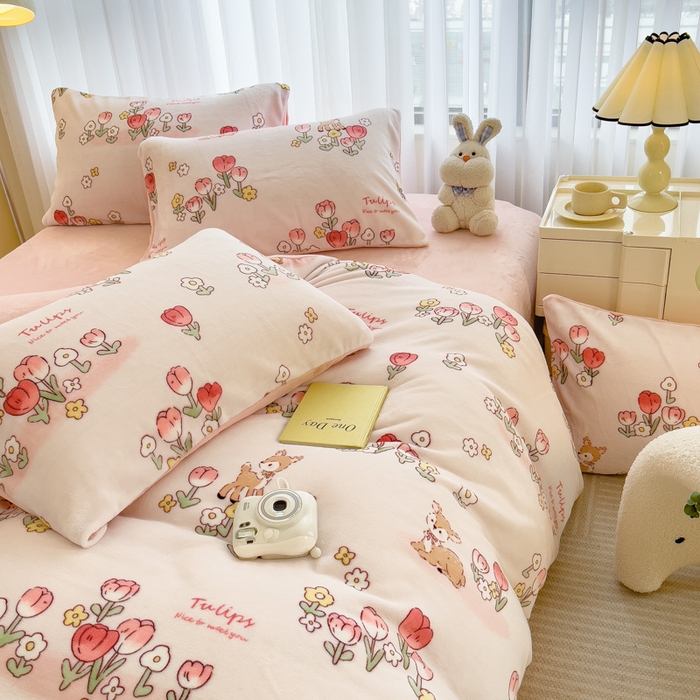 91家纺网 家纺一手货源 找家纺 印季家纺 2025新款加厚印花保暖牛奶绒四件套 童话镇-粉