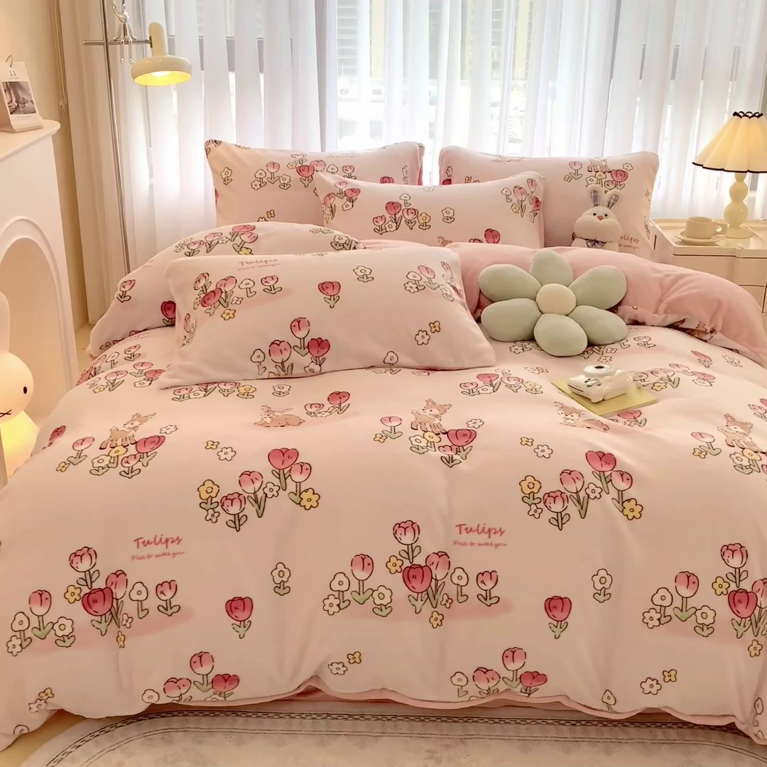 91家纺网 家纺一手货源 找家纺 印季家纺 2025新款加厚印花保暖牛奶绒四件套 童话镇-粉