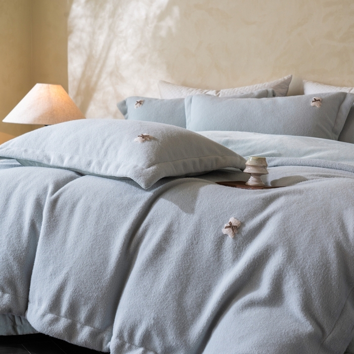 91家纺网 家纺一手货源 找家纺 佳汐蓝家纺 2025新款糯米绒四件套系列(圆角吊边款床单) 糯米绒 气泡蓝