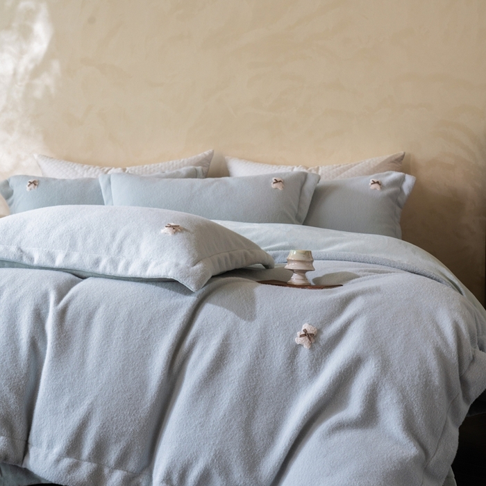 91家纺网 家纺一手货源 找家纺 佳汐蓝家纺 2025新款糯米绒四件套系列(圆角吊边款床单) 糯米绒 气泡蓝