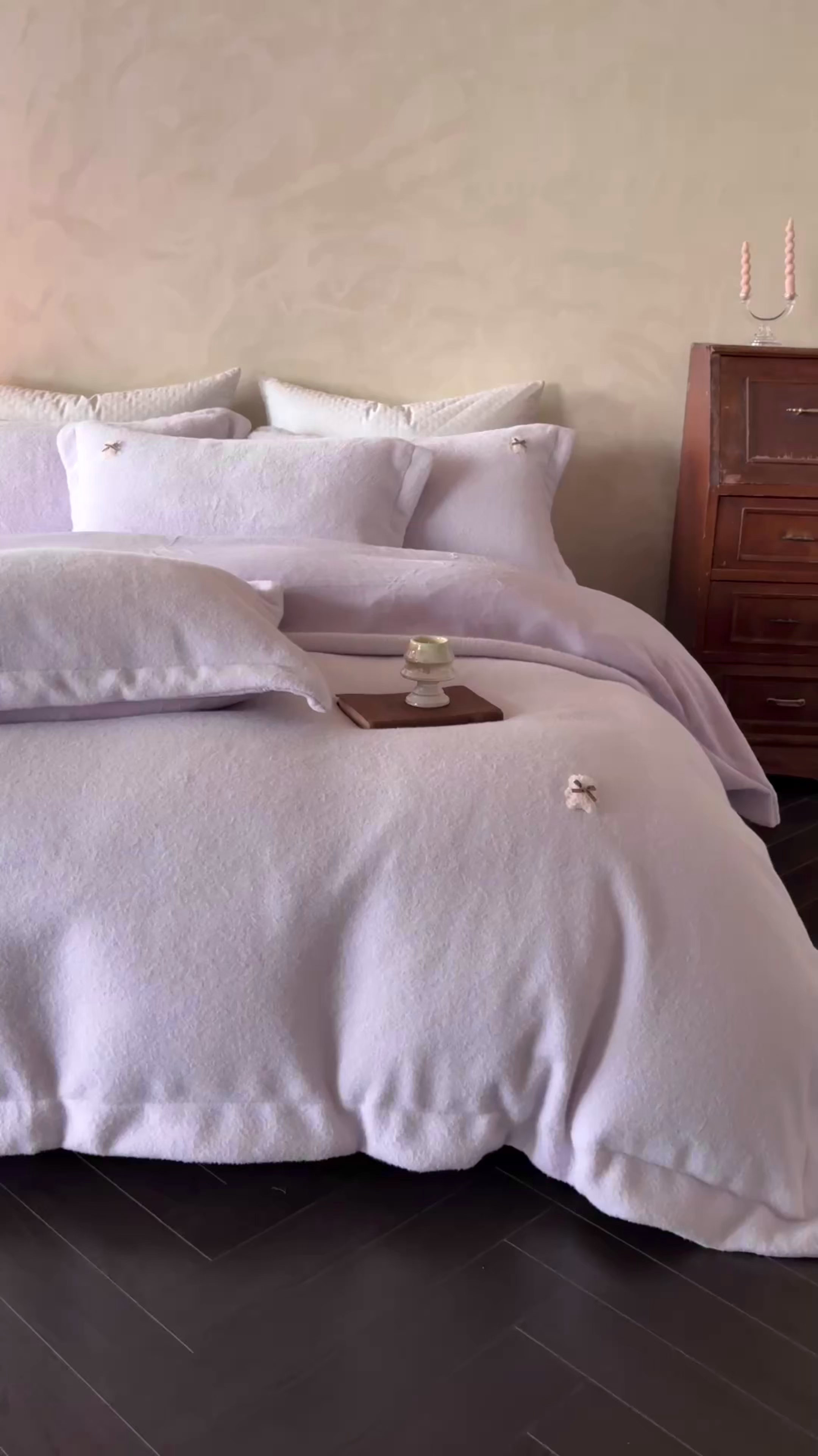 91家纺网 家纺一手货源 找家纺 佳汐蓝家纺 2025新款糯米绒四件套系列(圆角吊边款床单) 糯米绒 香芋紫