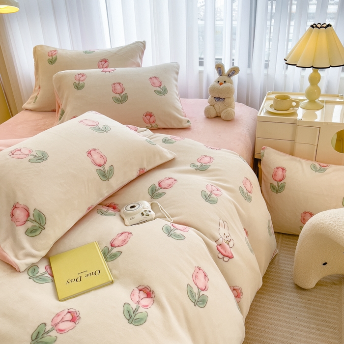 91家纺网 家纺一手货源 找家纺 印季家纺 2025新款加厚印花保暖牛奶绒四件套 郁兔-粉