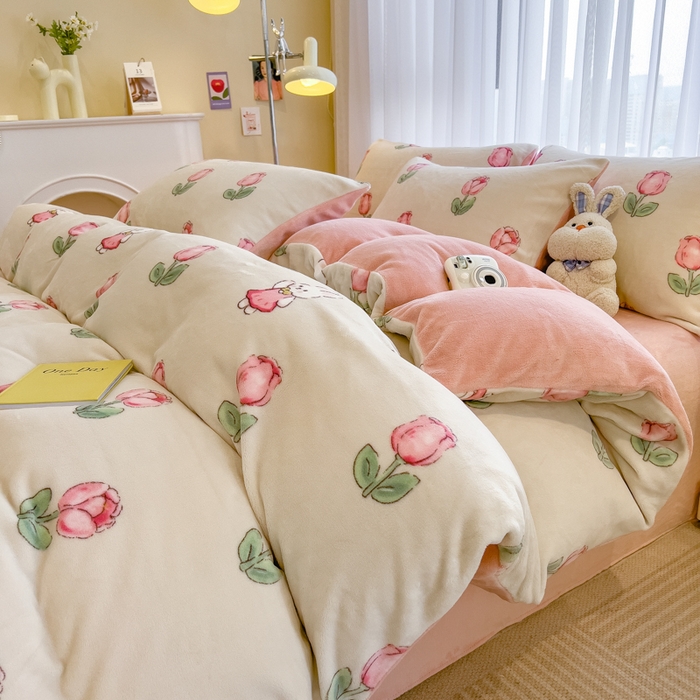 91家纺网 家纺一手货源 找家纺 印季家纺 2025新款加厚印花保暖牛奶绒四件套 郁兔-粉