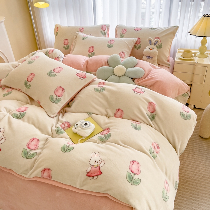 91家纺网 家纺一手货源 找家纺 印季家纺 2025新款加厚印花保暖牛奶绒四件套 郁兔-粉