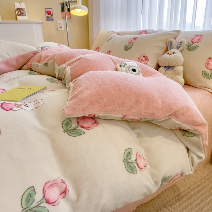 91家纺网 家纺一手货源 找家纺 印季家纺 2025新款加厚印花保暖牛奶绒四件套 郁兔-粉