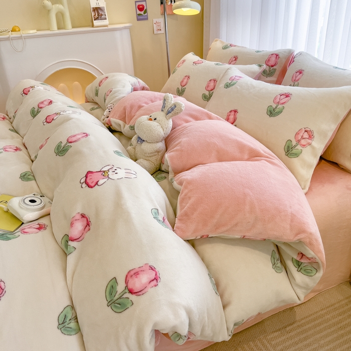 91家纺网 家纺一手货源 找家纺 印季家纺 2025新款加厚印花保暖牛奶绒四件套 郁兔-粉