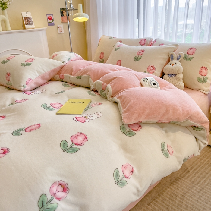 91家纺网 家纺一手货源 找家纺 印季家纺 2025新款加厚印花保暖牛奶绒四件套 郁兔-粉