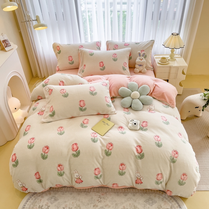 91家纺网 家纺一手货源 找家纺 印季家纺 2025新款加厚印花保暖牛奶绒四件套 郁兔-粉