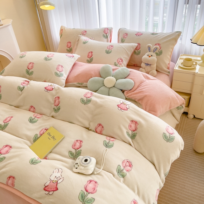 91家纺网 家纺一手货源 找家纺 印季家纺 2025新款加厚印花保暖牛奶绒四件套 郁兔-粉