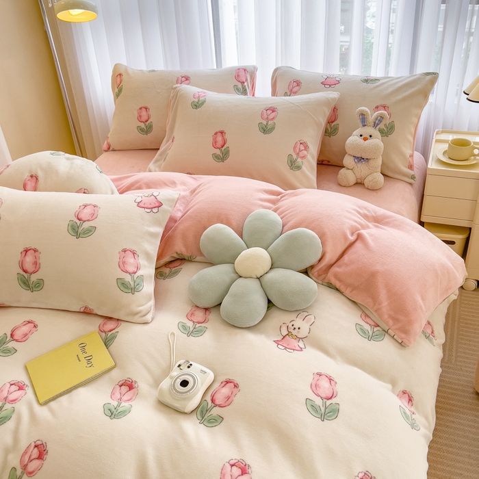 91家纺网 家纺一手货源 找家纺 印季家纺 2025新款加厚印花保暖牛奶绒四件套 郁兔-粉