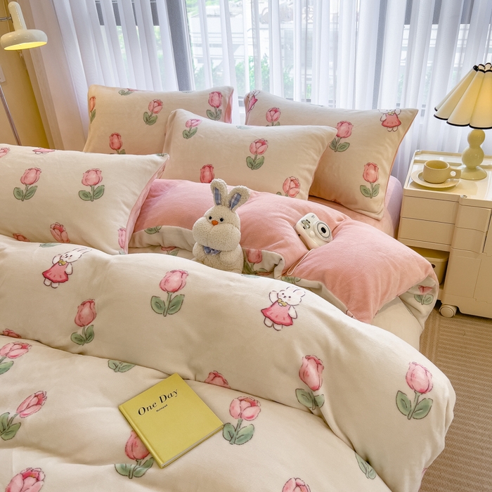 91家纺网 家纺一手货源 找家纺 印季家纺 2025新款加厚印花保暖牛奶绒四件套 郁兔-粉