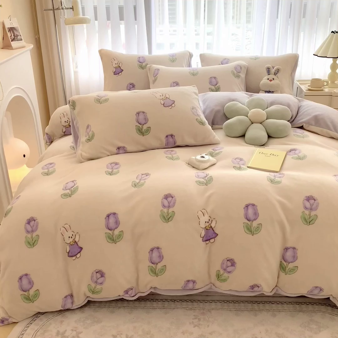 91家纺网 家纺一手货源 找家纺 印季家纺 2025新款加厚印花保暖牛奶绒四件套 郁兔-紫