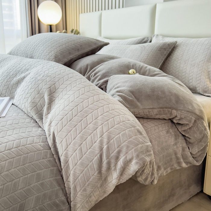 91家纺网 家纺一手货源 找家纺 印季家纺 2025新款立体剪花麦穗牛奶绒四件套 高级灰