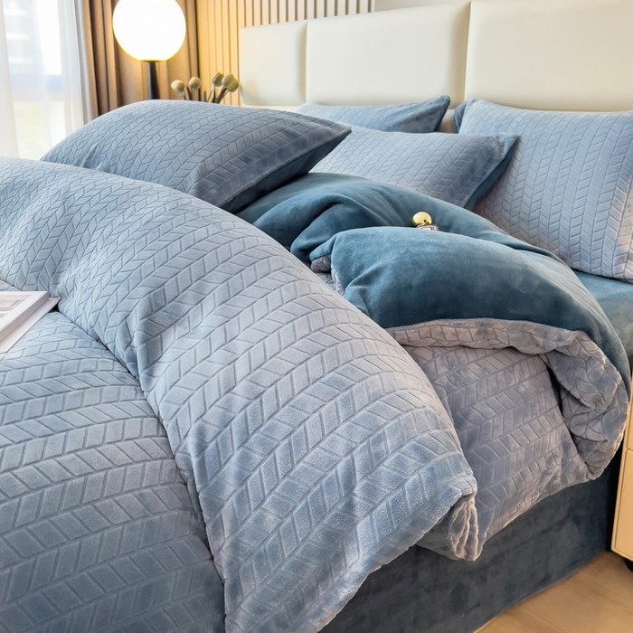 91家纺网 家纺一手货源 找家纺 印季家纺 2025新款立体剪花麦穗牛奶绒四件套 蓝灰