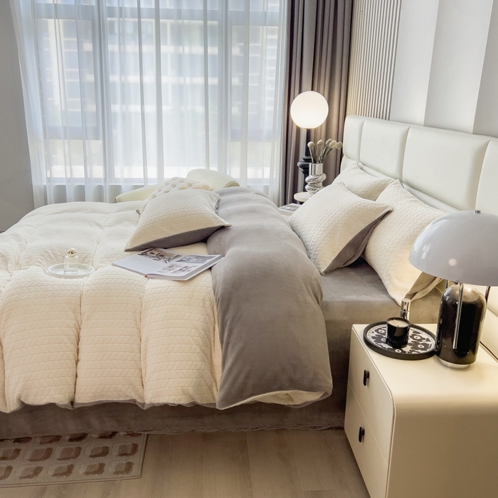 91家纺网 家纺一手货源 找家纺 印季家纺 2025新款立体剪花麦穗牛奶绒四件套 奶白-灰