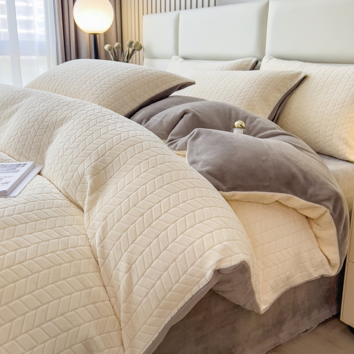 91家纺网 家纺一手货源 找家纺 印季家纺 2025新款立体剪花麦穗牛奶绒四件套 奶白-灰