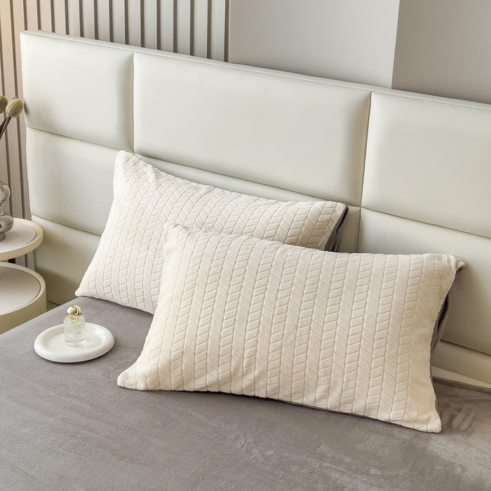 91家纺网 家纺一手货源 找家纺 印季家纺 2025新款立体剪花麦穗牛奶绒四件套 奶白-灰