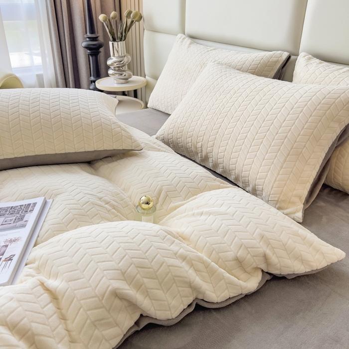 91家纺网 家纺一手货源 找家纺 印季家纺 2025新款立体剪花麦穗牛奶绒四件套 奶白-灰