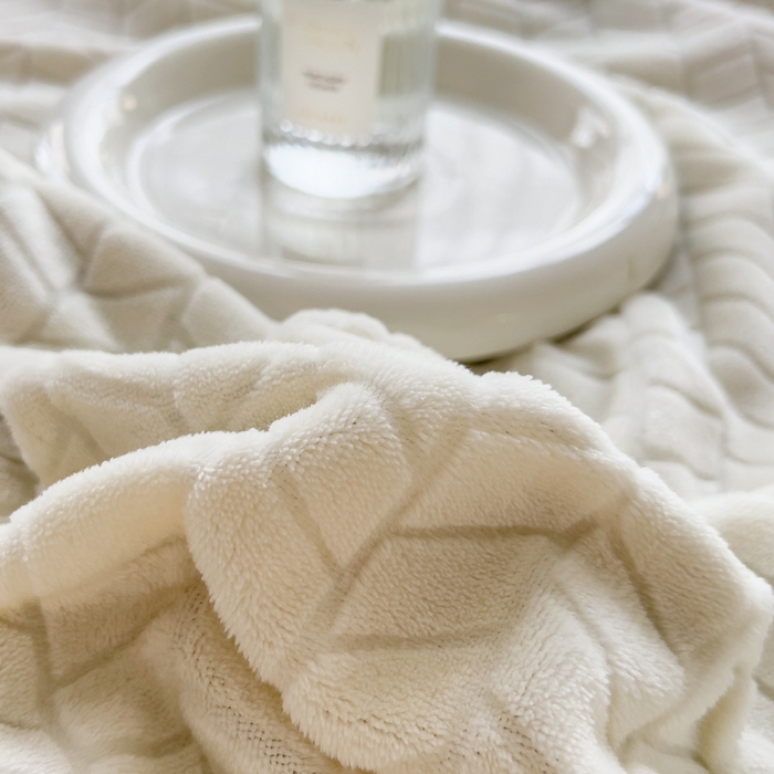 91家纺网 家纺一手货源 找家纺 印季家纺 2025新款立体剪花麦穗牛奶绒四件套 奶白-灰