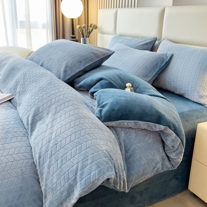 91家纺网 家纺一手货源 找家纺 印季家纺 2025新款立体剪花麦穗牛奶绒四件套 蓝灰