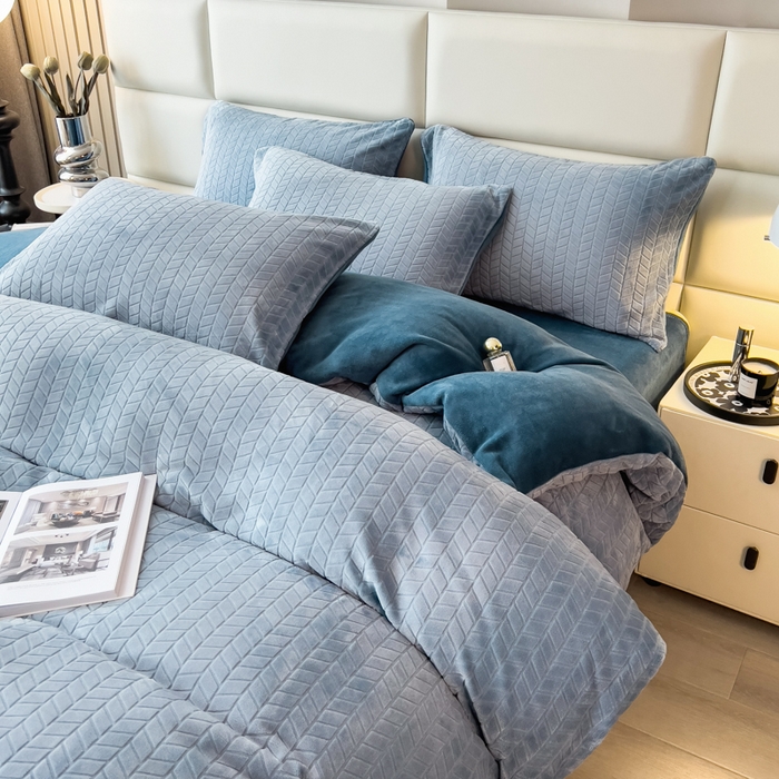 91家纺网 家纺一手货源 找家纺 印季家纺 2025新款立体剪花麦穗牛奶绒四件套 蓝灰