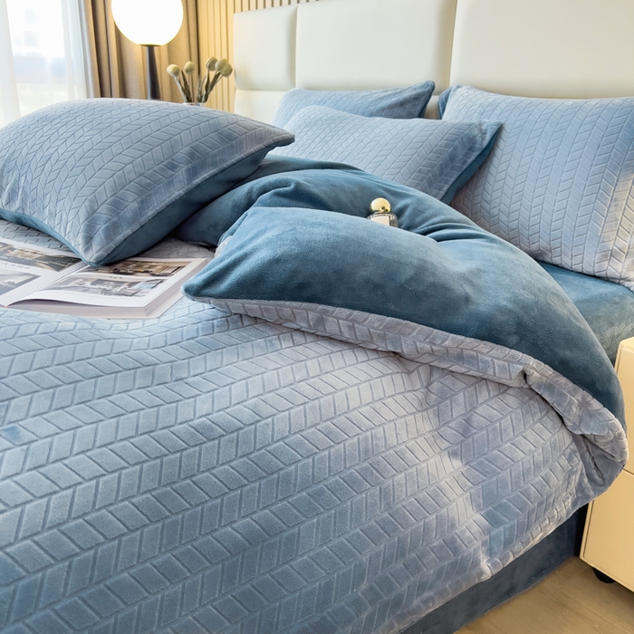 91家纺网 家纺一手货源 找家纺 印季家纺 2025新款立体剪花麦穗牛奶绒四件套 蓝灰