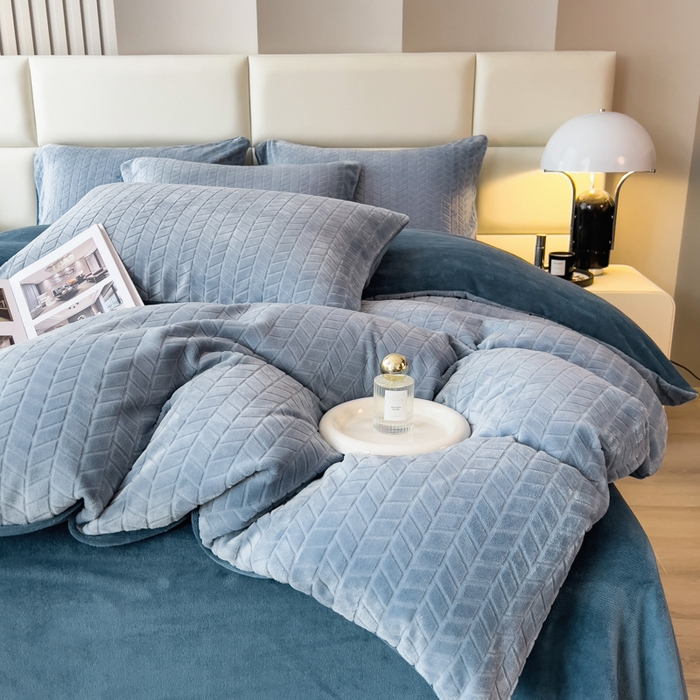 91家纺网 家纺一手货源 找家纺 印季家纺 2025新款立体剪花麦穗牛奶绒四件套 蓝灰