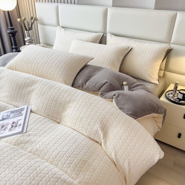 91家纺网 家纺一手货源 找家纺 印季家纺 2025新款立体剪花麦穗牛奶绒四件套 奶白-灰