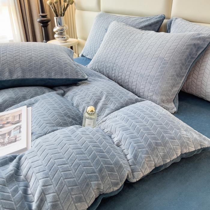 91家纺网 家纺一手货源 找家纺 印季家纺 2025新款立体剪花麦穗牛奶绒四件套 蓝灰