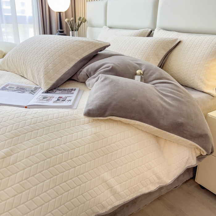 91家纺网 家纺一手货源 找家纺 印季家纺 2025新款立体剪花麦穗牛奶绒四件套 奶白-灰