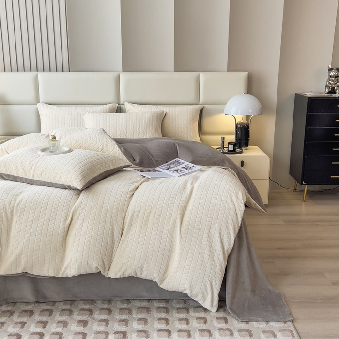 91家纺网 家纺一手货源 找家纺 印季家纺 2025新款立体剪花麦穗牛奶绒四件套 奶白-灰