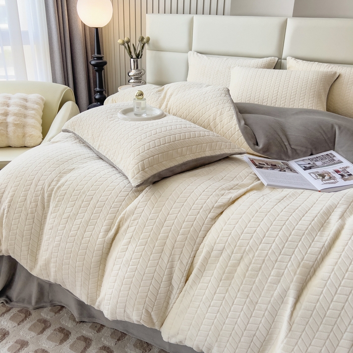 91家纺网 家纺一手货源 找家纺 印季家纺 2025新款立体剪花麦穗牛奶绒四件套 奶白-灰