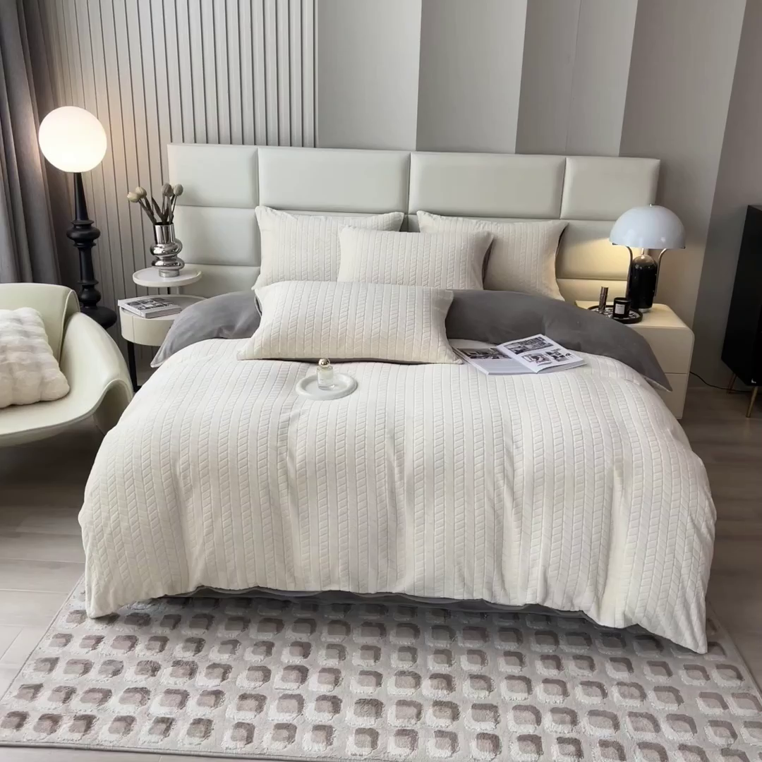 91家纺网 家纺一手货源 找家纺 印季家纺 2025新款立体剪花麦穗牛奶绒四件套 奶白-灰