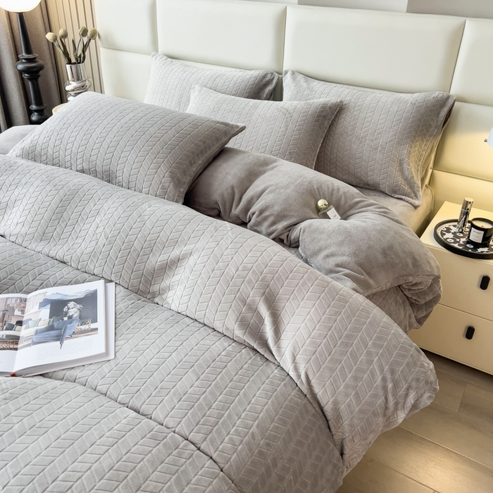 91家纺网 家纺一手货源 找家纺 印季家纺 2025新款立体剪花麦穗牛奶绒四件套 高级灰