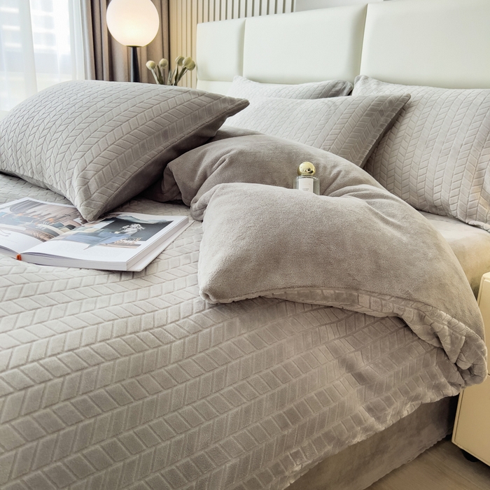 91家纺网 家纺一手货源 找家纺 印季家纺 2025新款立体剪花麦穗牛奶绒四件套 高级灰