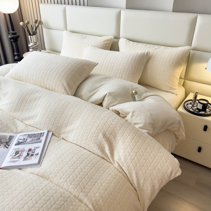 91家纺网 家纺一手货源 找家纺 印季家纺 2025新款立体剪花麦穗牛奶绒四件套 奶白