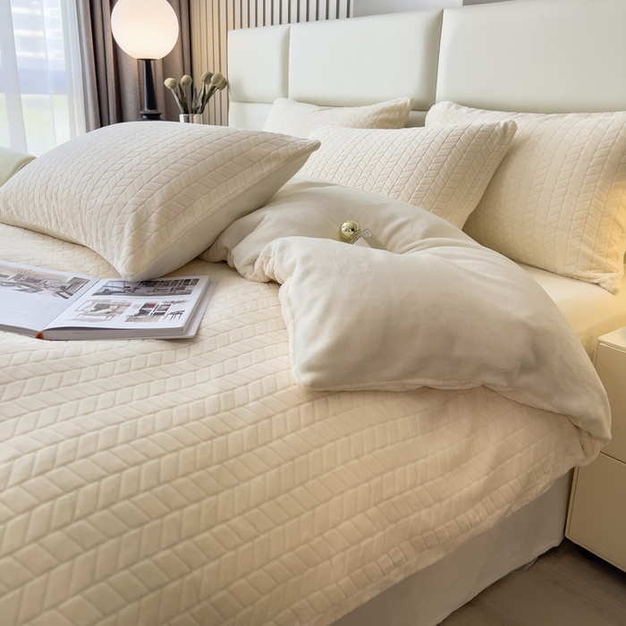 91家纺网 家纺一手货源 找家纺 印季家纺 2025新款立体剪花麦穗牛奶绒四件套 奶白