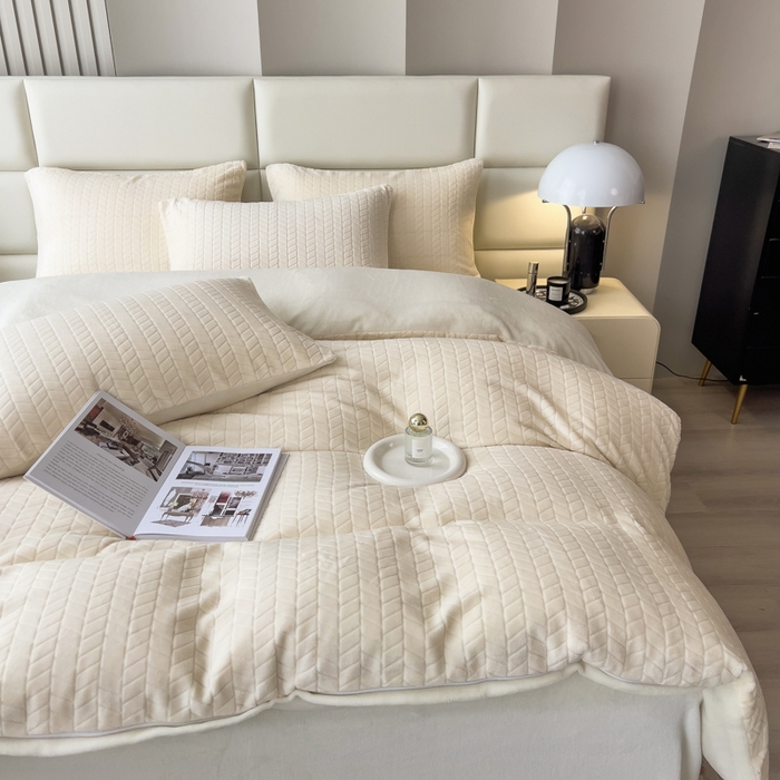 91家纺网 家纺一手货源 找家纺 印季家纺 2025新款立体剪花麦穗牛奶绒四件套 奶白