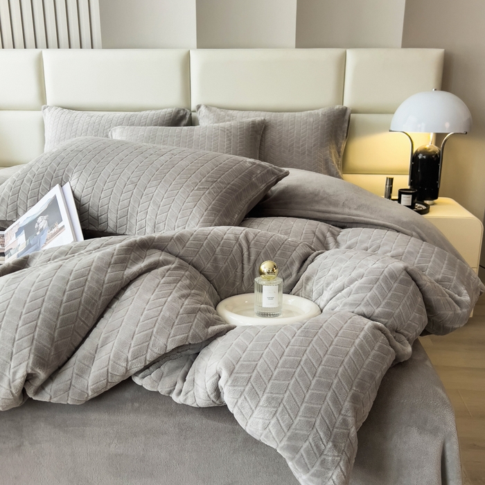 91家纺网 家纺一手货源 找家纺 印季家纺 2025新款立体剪花麦穗牛奶绒四件套 高级灰